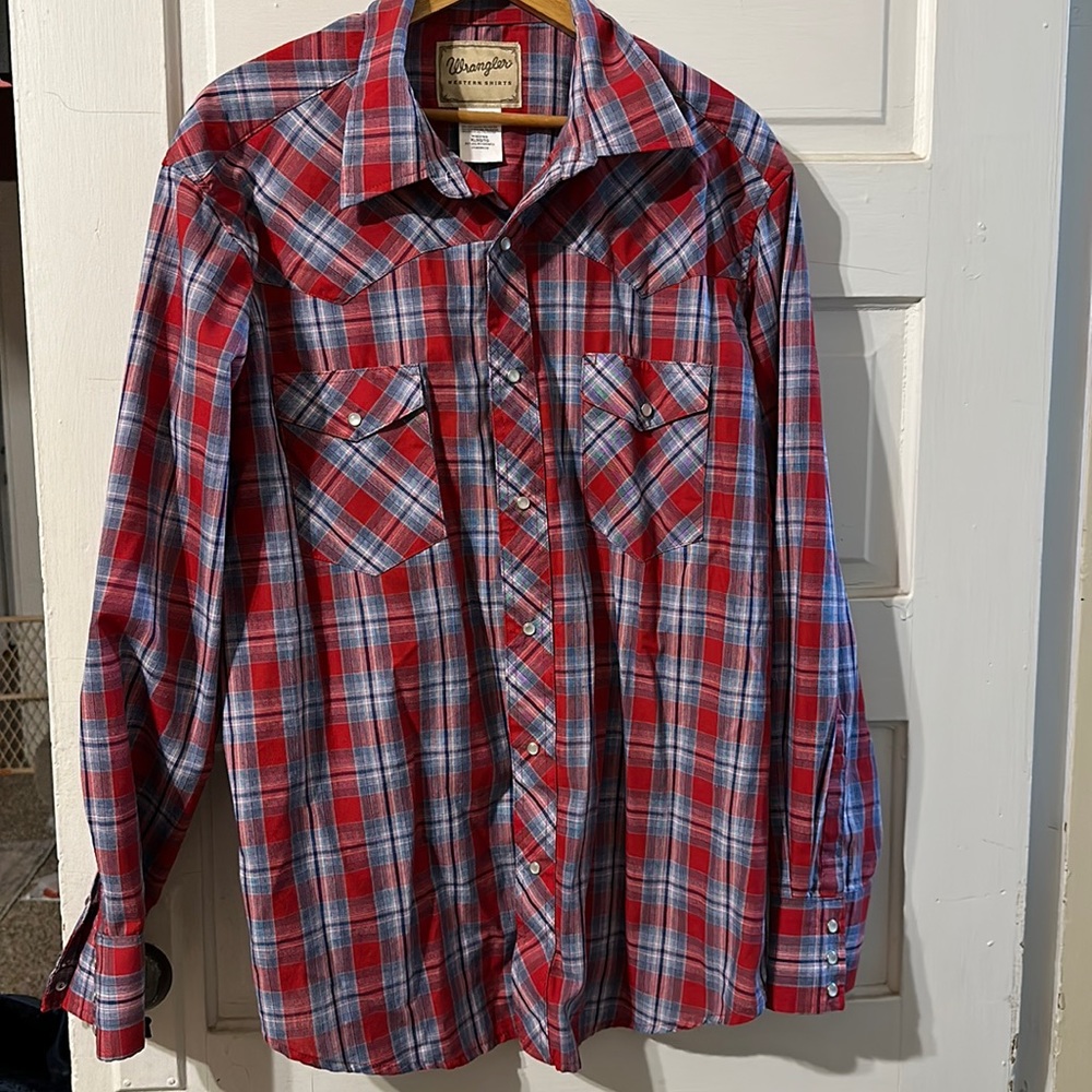 Men’s Wrangler blue and red pearl snap.